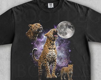 月に向かって遠吠えするヒョウ。ヴィンテージ風ワイルドキャットグラフィックTシャツ。動物好きへのギフト。オーバーサイズストリートウェアナイトスカイ。星柄ユニセックス90年代Y2K Tシャツ