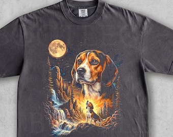 月に向かって吠えるビーグルのTシャツ。レトロなヴィンテージハンティングドッグTシャツ。ウォッシュ加工を施した森の滝のグラフィックTシャツ。彼女へのギフトに。