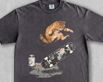スケートボードのレトロな猫のグラフィックTシャツ、ヴィンテージの猫のスケートTシャツ、パンクストリートウェアシャツ、面白い子猫のトップス、ユニセックスのオーバーサイズのクールなビールTシャツ
