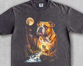 イングリッシュ・ブルドッグの遠吠えTシャツ。レトロなヴィンテージのブルドッグTシャツ。ウォッシュ加工の森の滝の夜を描いたオーバーサイズグラフィックTシャツ。ギフトにも