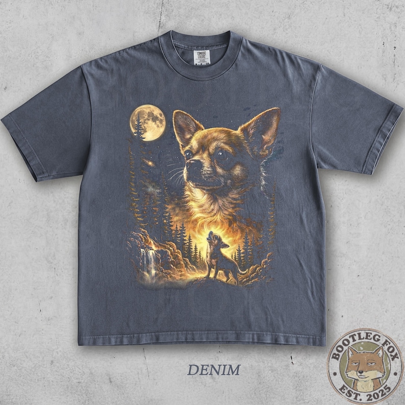Pu&ograve; includere: T-shirt color denim con un'illustrazione dettagliata di un Chihuahua, una luna piena e una scena di foresta. Un Chihuahua pi&ugrave; piccolo ulula alla luna. La parola "DENIM" &egrave; stampata in basso.