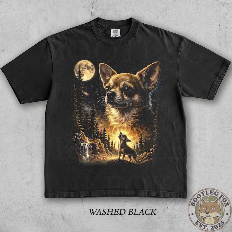 Pu&ograve; includere: T-shirt nero con un'illustrazione dettagliata di un Chihuahua in una scena simile a un lupo. Il design include una luna piena, pini e una cascata. Il testo "Washed Black" &egrave; stampato in basso.
