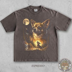 Pu&ograve; includere: T-shirt color espresso con un'illustrazione dettagliata di un Chihuahua su uno sfondo di foresta e luce lunare. Il design include un cane che ulula, alberi e una cascata. La maglietta ha un aspetto vintage con la scritta "Espresso" in basso.