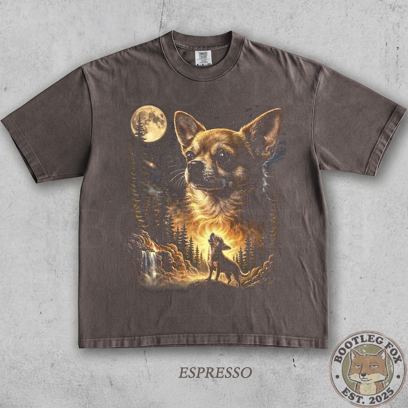 Pu&ograve; includere: T-shirt color espresso con un'illustrazione dettagliata di un Chihuahua su uno sfondo di foresta e luce lunare. Il design include un cane che ulula, alberi e una cascata. La maglietta ha un aspetto vintage con la scritta "Espresso" in basso.