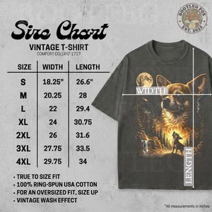 Pu&ograve; includere: T-shirt vintage grigio scuro con grafica di un cane in una foresta sotto la luna piena. La maglietta include una tabella delle taglie con misure in cm. Realizzata in 100% cotone americano filato ad anello con effetto vintage wash.