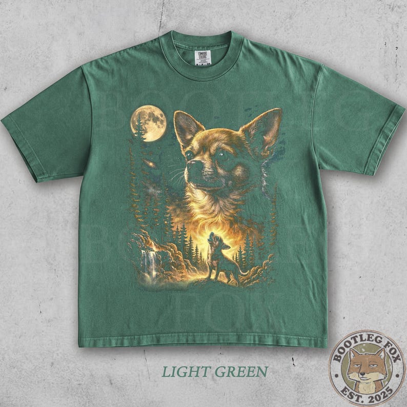 Pu&ograve; includere: T-shirt verde chiaro con una grafica dettagliata di un chihuahua e un lupo che ulula alla luna in una scena di foresta. La maglietta ha un aspetto vintage e il testo "LIGHT GREEN" &egrave; stampato in basso.