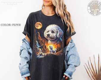 ビション・フリーゼが月に吠える。ヴィンテージ風犬柄Tシャツ。ペット好きへの面白いギフト。オーバーサイズ ストリートウェア ワイルドナイト。星柄 ユニセックス Y2K Tシャツ