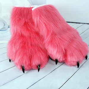 Handgemaakte custom roze fursuit poten met klauwen.