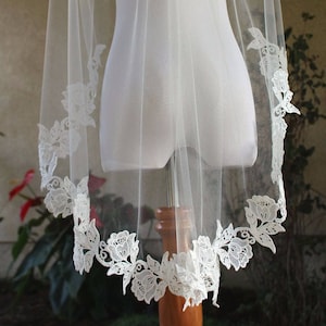 Single Layer Venice Flower Lace Wedding Veil Fingertip Length Veil White Ivory Veil Lace Bridal Veil Trimmed Short Veil for Outdoor Wedding