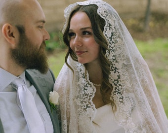 Light Ivory Lace Mantilla Wedding Veil, Fingertip Length Full Lace Bridal Veil 1 Layer, Traditional Spanish Flower Vale Soft Lace with Comb