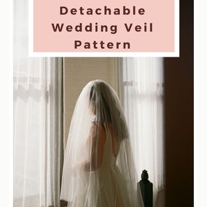 Puede incluir: Una novia con un velo de novia desmontable. El velo es transparente y cubre la cabeza y los hombros. El texto "BLUSHER Detachable Wedding Veil Pattern" se muestra en un cuadro rosa en la parte superior de la imagen. El sitio web "OneBlushingBride.net" está en la parte inferior.