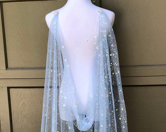 Capa de boda drapeada con estrellas celestiales de color azul claro, capa de novia brillante con destellos iridiscentes, velo largo hasta la capilla, bufanda envolvente suave de color azul bebé