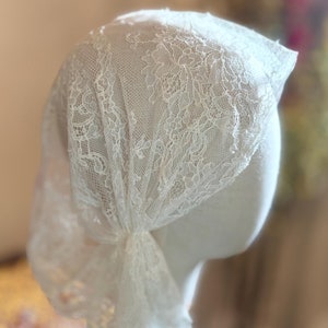Retro haarmuts met Chantilly-kant, zachte hoofdbedekking in Juliet-stijl voor vintage bruiden in zacht ivoor met kammen