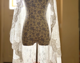 Fingertip Length Eyelash Lace Mantilla Wedding Veil 40''