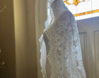 Spanish Mantilla Chantilly Lace Fingertip Wedding Veil, Light Ivory Bridal Veil with Rhinestones| Mid-length 40'' Tulle Veil Church Ceremony