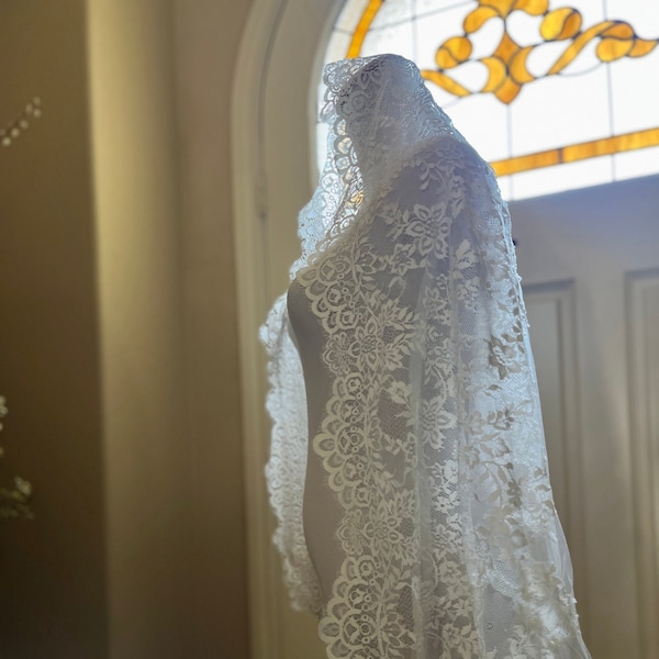 Spanish Mantilla Chantilly Lace Fingertip Wedding Veil, Light Ivory Bridal Veil with Rhinestones| Mid-length 40'' Tulle Veil Church Ceremony