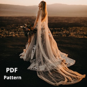Può includere: Abito da sposa fluido con lungo strascico e mantello trasparente. L'abito presenta dettagli in pizzo e un bouquet di fiori. Il testo "PDF Pattern" è visibile. L'immagine è ambientata con un tramonto sullo sfondo.