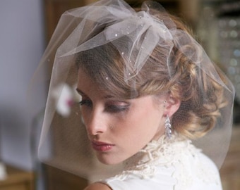 Short Blusher Veil With Crystals Birdcage Wedding Veil with Comb Beaded Veil Small Veil Face Veil Rhinestone Bridal Hairpiece Hair Accessory