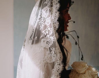 Scalloped Soft Lace Mantilla Wedding Veil, Knee Length Veil 1 Layer, Light Ivory Veil with Comb for Destination Wedding