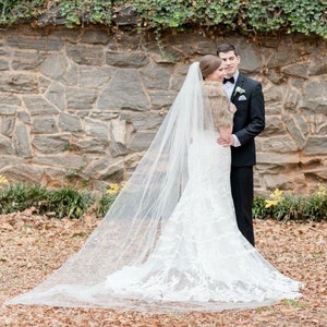 Aukmla Wedding Bridal Veils Ivory Beautiful Long Veil with Lace and Metal  Comb at the Edge Cathedral Length (Ivory)