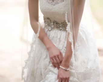 Ivory Scallop Lace Fingertip Veil, Thin Lace Trim Wedding Veil, Modern Alencon Lace Bridal Veil, Simple Medium Veil White Blush Veil, 1 Tier