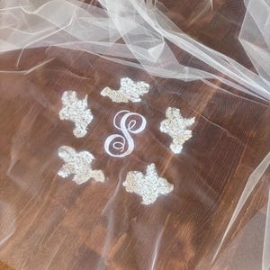 Velo de novia estilo catedral con una sola letra y monograma, iniciales bordadas con apliques de encaje