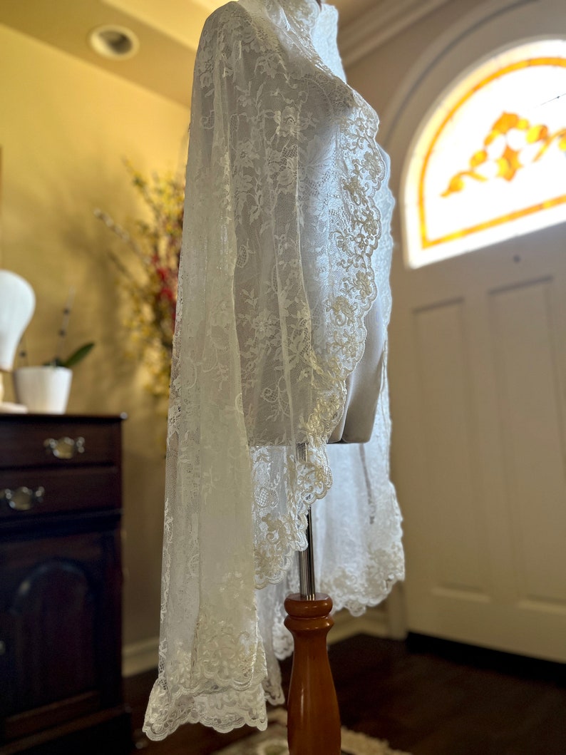 Embroidered Lace Mantilla Fingertip Wedding Veil 42 Inches, Romantic Bridal Veil, Pale Ivory Veil Rose Veil Soft Lace with Gold Comb, 1 Tier image 8