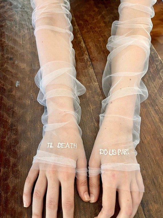 Embroidered tulle gloves