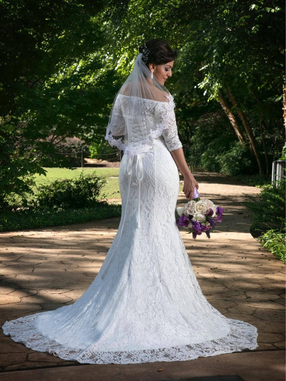 ivory veil with lace trim