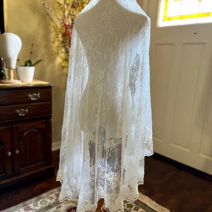 Embroidered Lace Mantilla Fingertip Wedding Veil 42 Inches, Romantic Bridal Veil, Pale Ivory Veil Rose Veil Soft Lace with Gold Comb, 1 Tier image 7