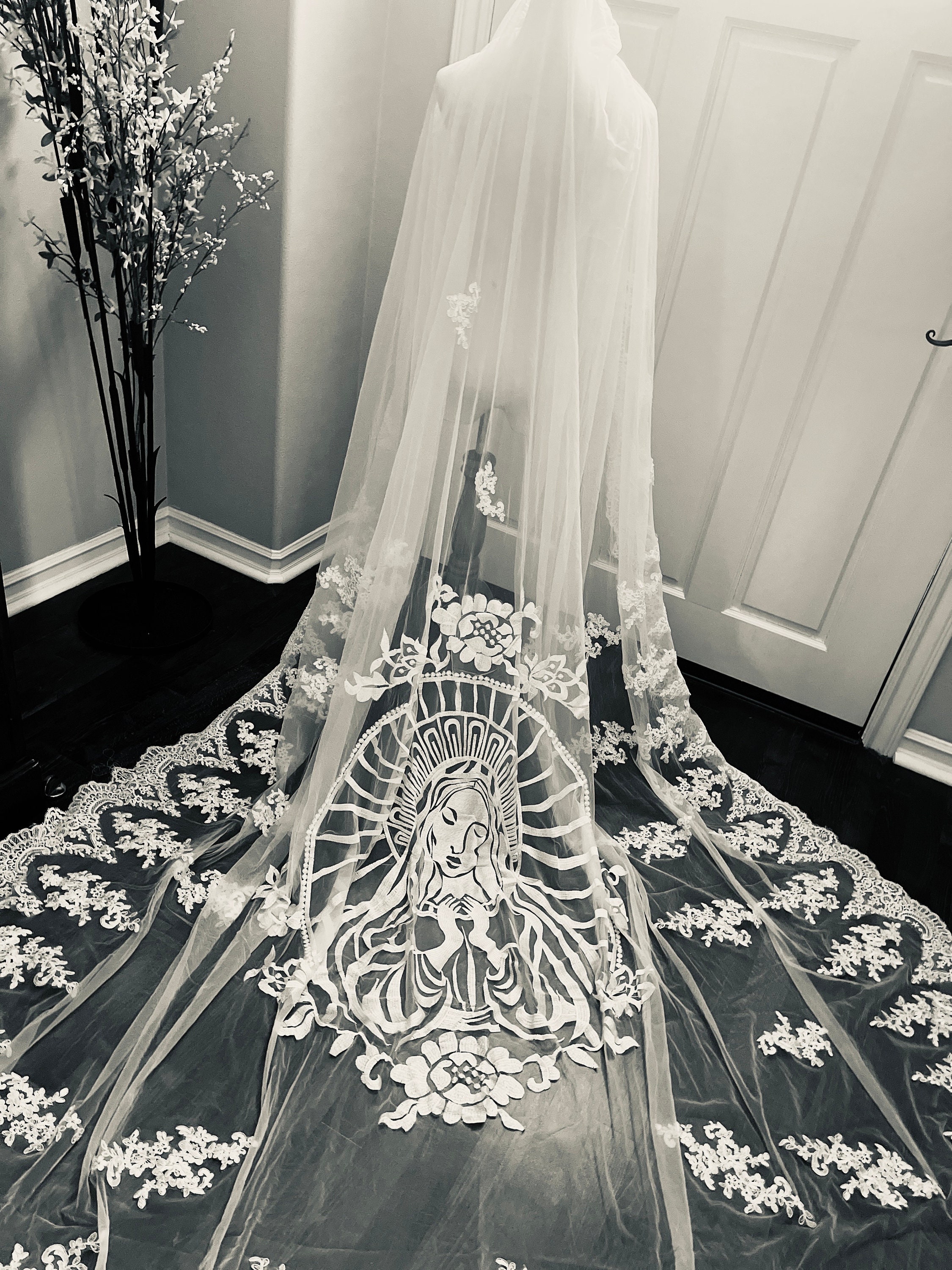 聖母マリアのエクストラロング大聖堂ウェディングベール、キム・カーダシアンスタイルの刺繍入りブライダルベール、ライトアイボリーのロイヤル丈、コーム付き  - Etsy 日本, image size:2250x3000