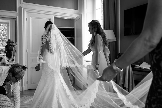 ivory veil with lace trim