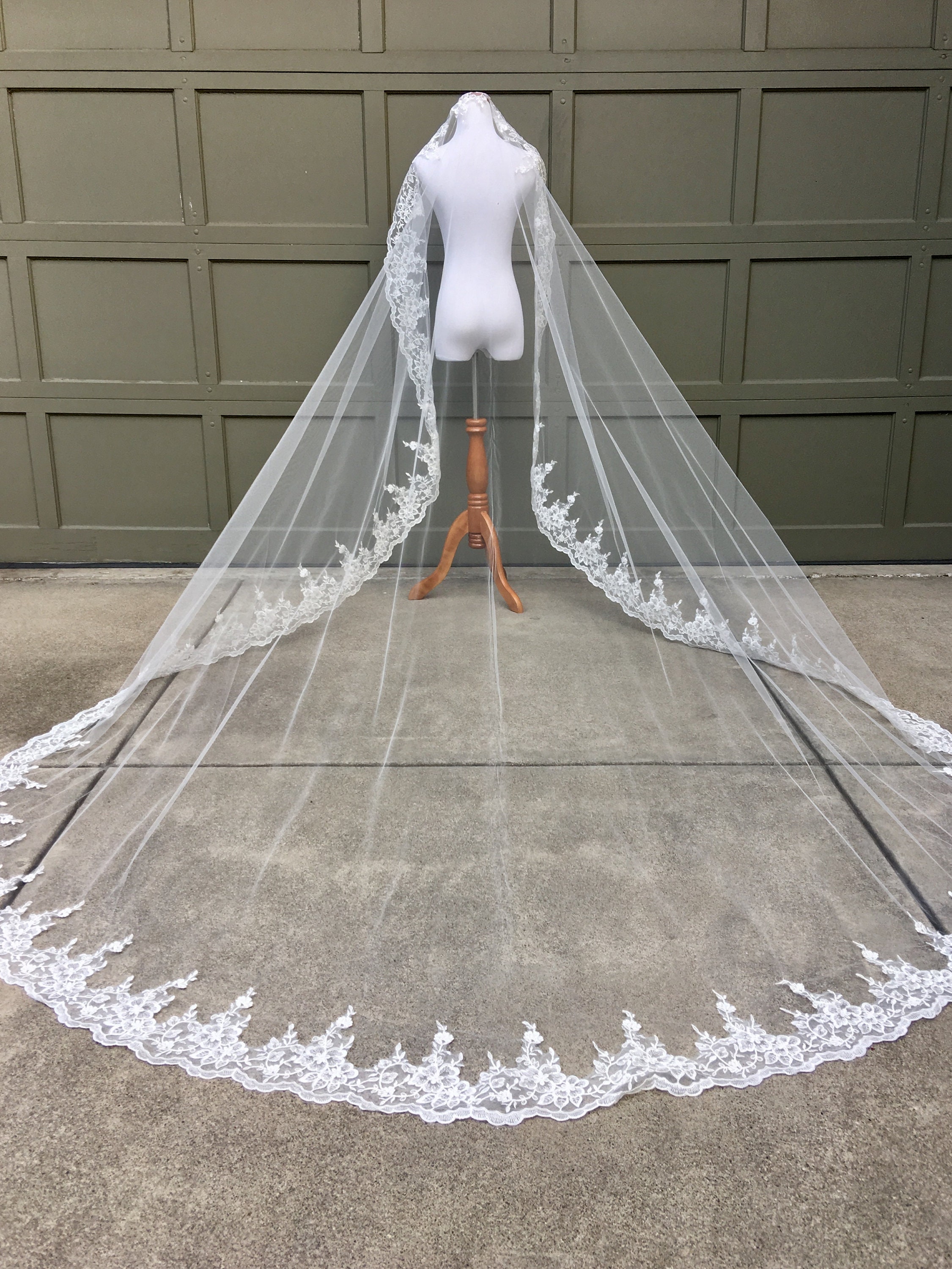 Dramatic Tulle Bridal Veil with Lace