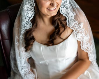 Chantilly Lace Mantilla Veil – Ivory Fingertip-Length, 1-Layer Soft Embroidered Floral Bridal Veil