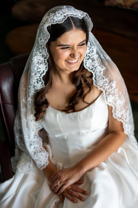 Embroidered net lace wedding mantilla veil - ivory Italian Embroidery Lace Wedding Veil, Fingertip Length  main image 2