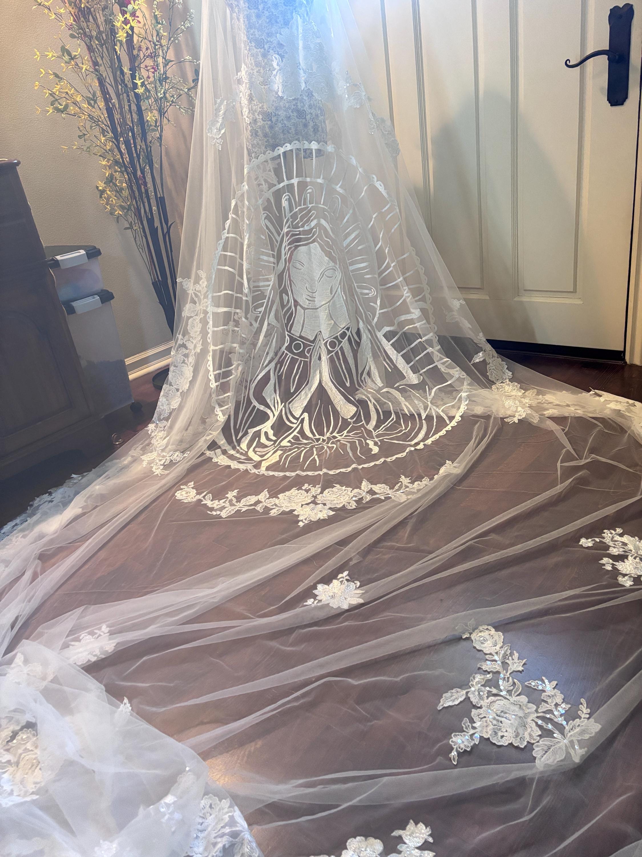 聖母マリアのエクストラロング大聖堂ウェディングベール、キム・カーダシアンスタイルの刺繍入りブライダルベール、ライトアイボリーのロイヤル丈、コーム付き  - Etsy 日本, image size:2250x3000
