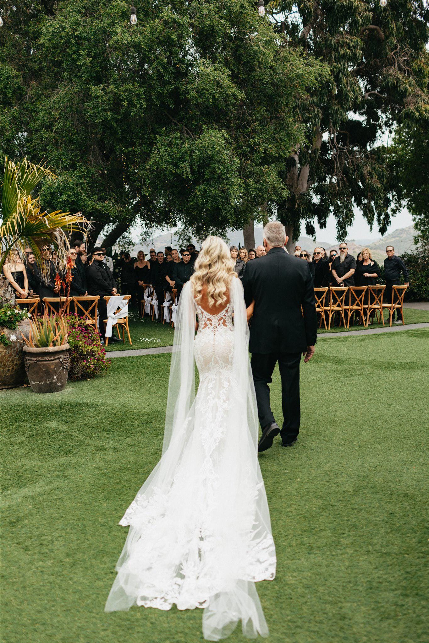 Capa nupcial blanca o marfil con alas de tul desmontables para hombros,  velo largo catedral, cola alternativa para vestido. - Etsy México, image size:1365x2048