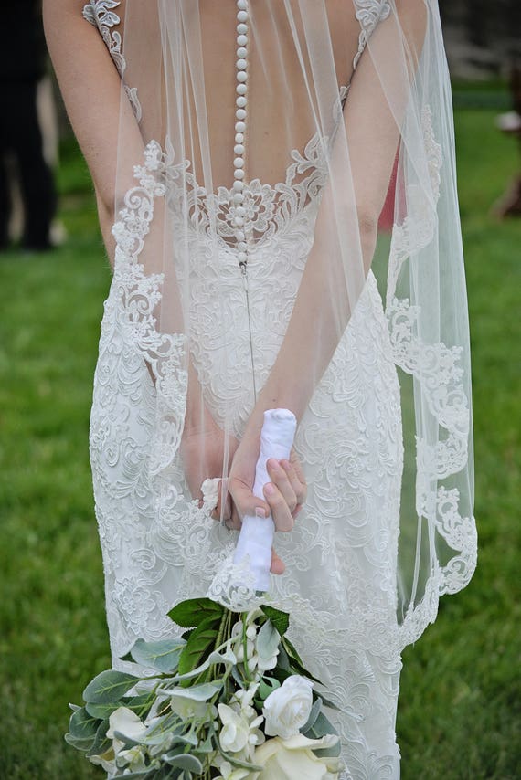 OneBlushingBride Lace Fingertip Wedding Veil Lace Bridal Veil Ivory Veil with Lace Trim Fingertip Veil Lace Wedding Veil Fingertip Bridal Veil White Veil