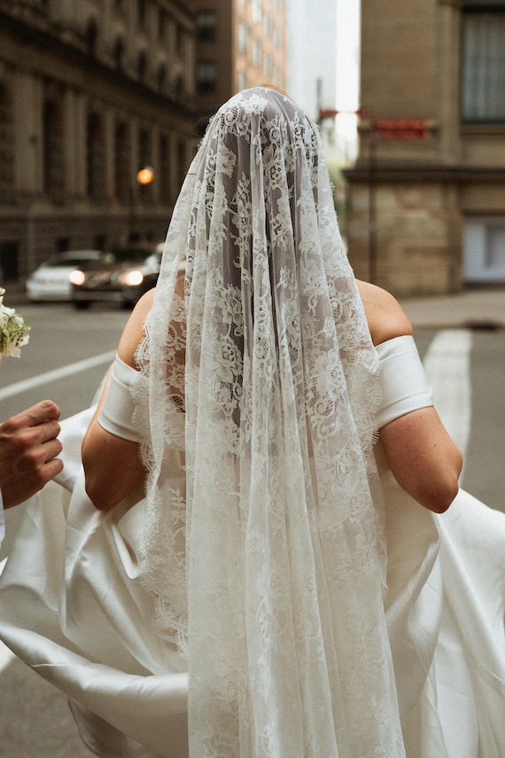 Knee Length Chantilly Lace Mantilla Wedding Veil, off White  display picture 1
