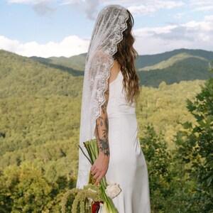 Elfenbein Spitze Knöchel-Länge Mantilla Brautschleier, Weicher spanischer Spitze Schleier mit Metallkamm Bild 15