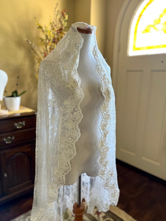 Embroidered Lace Mantilla Fingertip Wedding Veil 42 Inches  display picture 1
