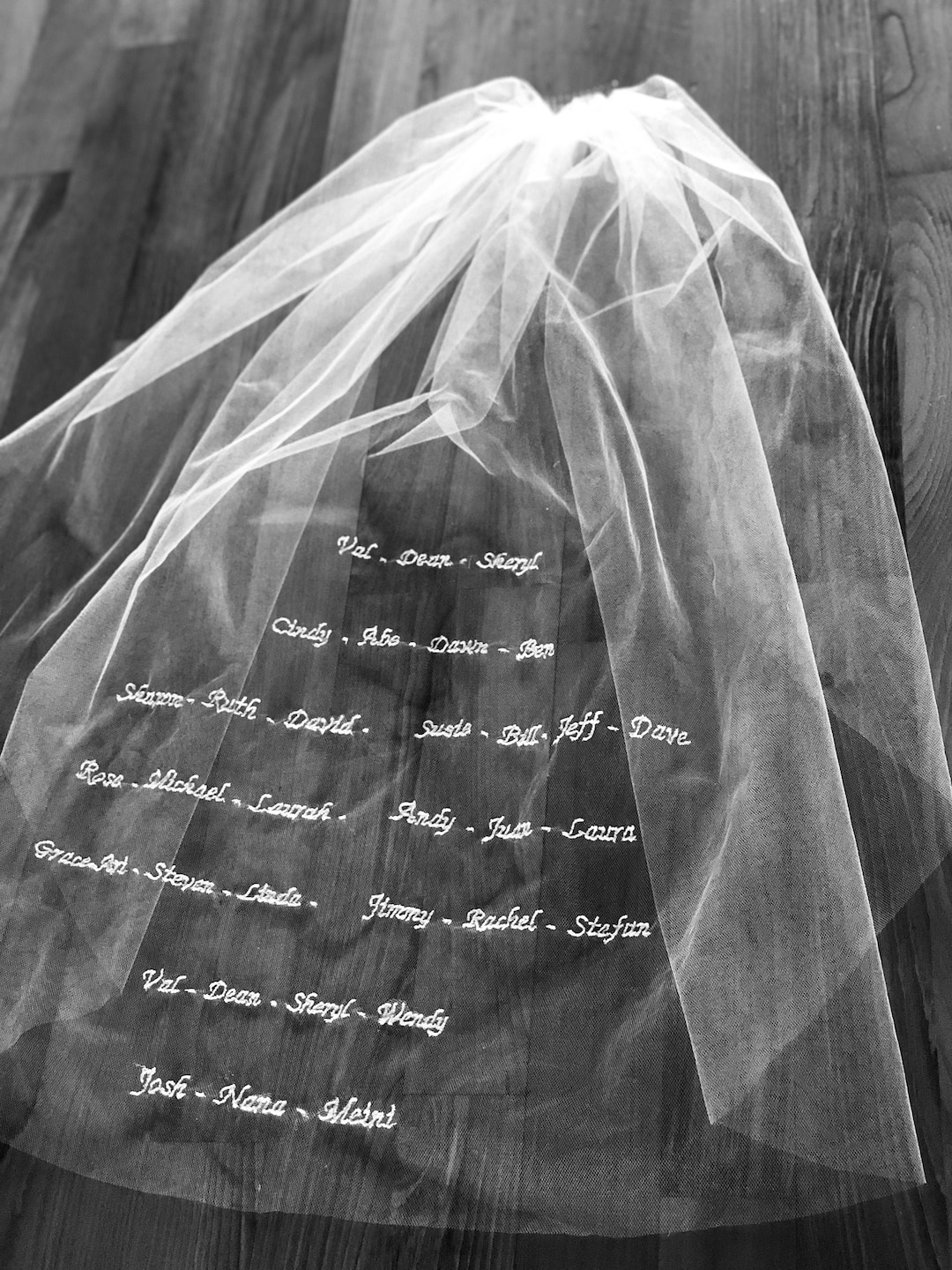 Aangepaste naam geborduurde sluier monogrammen korte bloem bruiloft sluier  met cursieve woorden \u0026 schrijven Hailey Bieber onconventionele bruid  accessoire - Etsy België, image size:1080x1440