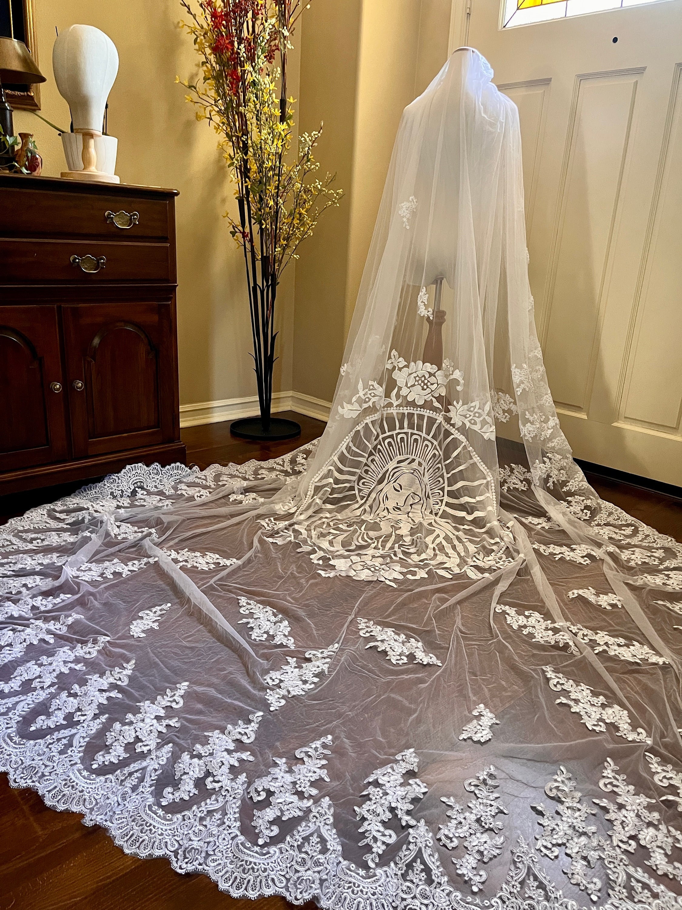 聖母マリアのエクストラロング大聖堂ウェディングベール、キム・カーダシアンスタイルの刺繍入りブライダルベール、ライトアイボリーのロイヤル丈、コーム付き  - Etsy 日本, image size:2250x3000