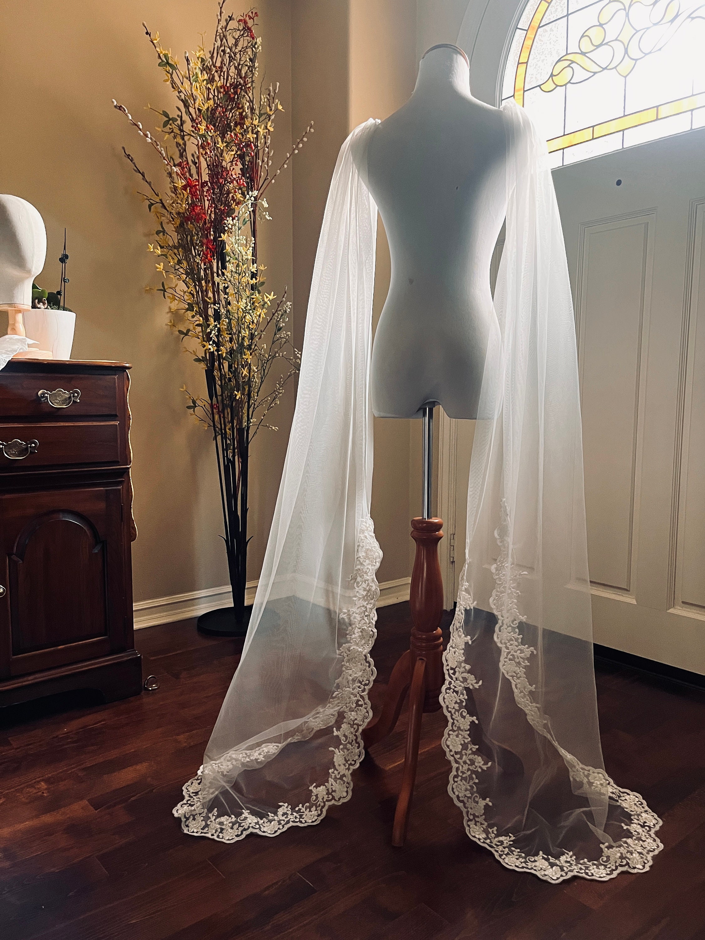 m*→様 2WAY VEIL TULLE TOP、CUP IN CAMI DRE Cathedral Length Veil with Lace Border – Amsale