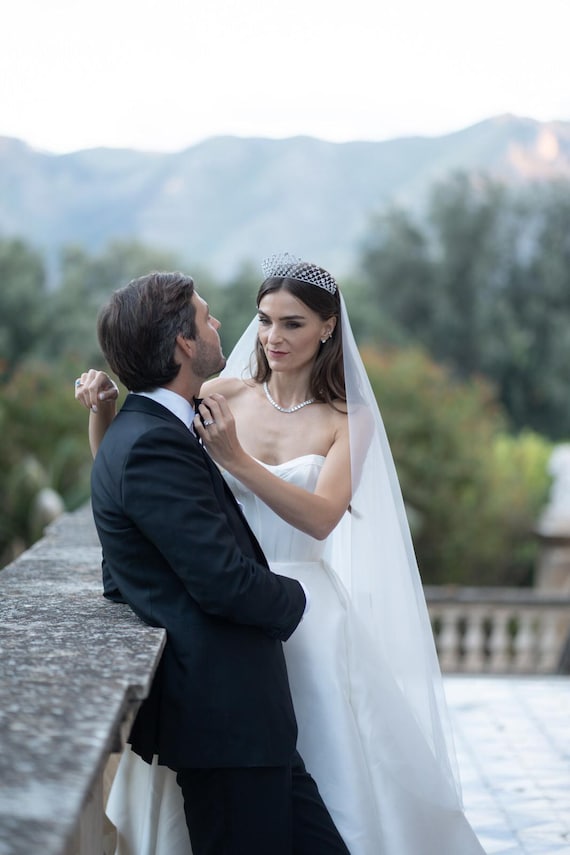 Off White English Net Drop Wedding Veil, Cathedral Veil  display picture 2