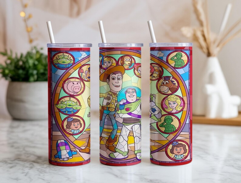 Puede incluir: Tres vasos de acero inoxidable con un colorido dise&ntilde;o de vidrieras con personajes de la pel&iacute;cula Toy Story. Cada vaso tiene una pajita blanca y un borde rojo. El dise&ntilde;o incluye a Woody, Buzz Lightyear y otros personajes.