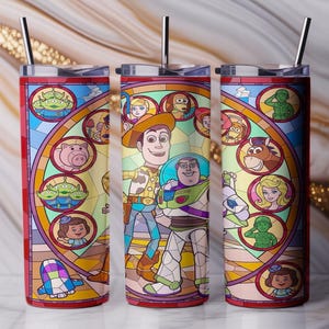 Puede incluir: Tres vasos de acero inoxidable con un colorido dise&ntilde;o de vidrieras con personajes de la pel&iacute;cula de animaci&oacute;n Toy Story. Cada vaso tiene un borde rojo, una pajita plateada y una ilustraci&oacute;n detallada de Woody, Buzz Lightyear y otros personajes.