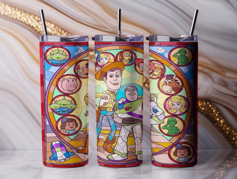 Puede incluir: Tres vasos de acero inoxidable con un colorido dise&ntilde;o de vidrieras con personajes de la pel&iacute;cula de animaci&oacute;n Toy Story. Cada vaso tiene un borde rojo, una pajita plateada y una ilustraci&oacute;n detallada de Woody, Buzz Lightyear y otros personajes.
