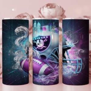Könnte beinhalten: Drei 590 ml Edelstahlbecher mit Raiders-Football-Motiv. Jeder Becher hat ein anderes Designelement: einen stilisierten Raucheffekt, das Raiders-Logo und einen Football-Helm. Die Designs beinhalten lila, teal und schwarze Farben.