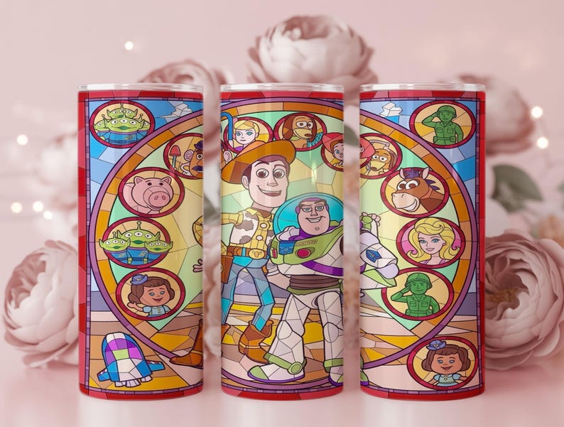 Puede incluir: Tres vasos de acero inoxidable con un dise&ntilde;o de vidriera que presenta personajes de la pel&iacute;cula de animaci&oacute;n Toy Story. El dise&ntilde;o incluye a Woody, Buzz Lightyear y otros personajes en un estilo de dibujos animados colorido. Los vasos tienen un borde rojo.